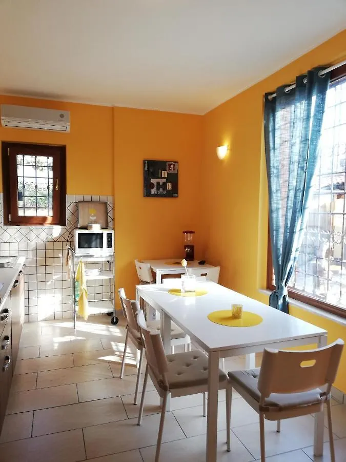The Yellow House Fiumicino 3*,  İtalya