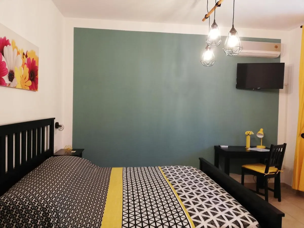 The Yellow House Bed and Breakfast Fiumicino Italien